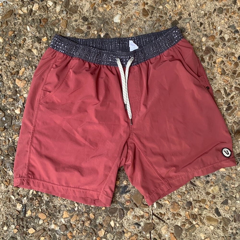 Mens Vuori salmon colored kore shorts L